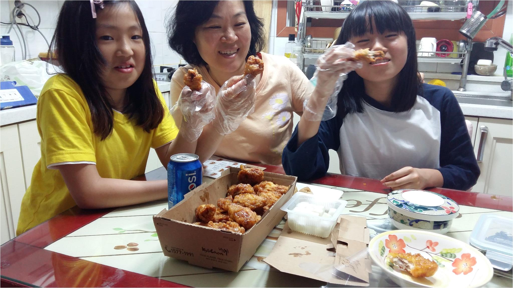 역시 치킨은 뜯어야 제 맛!